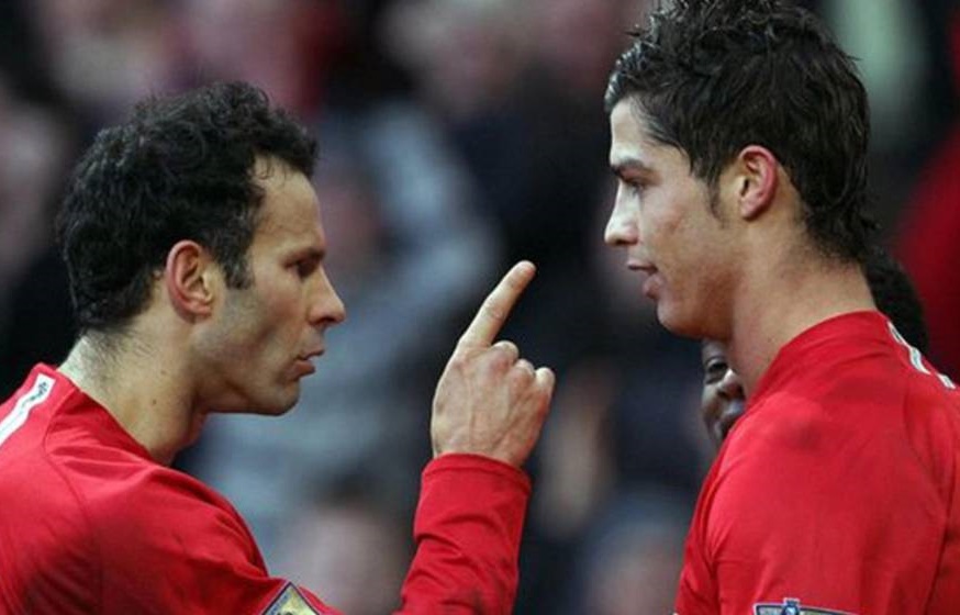 "Ronaldo bước đến trước mặt Keane, Scholes, Giggs, Nistelrooy và nói 4 từ" 