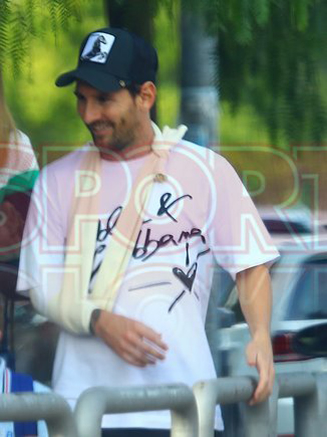 Ảnh bài viết Xuất hiện với tay bó bột, Messi vẫn tươi cười trước Paparazzi