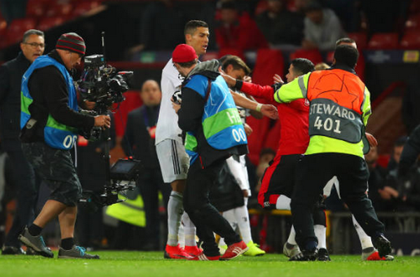 CĐV quá khích lao vào sân và đây là cách Ronaldo đáp trả