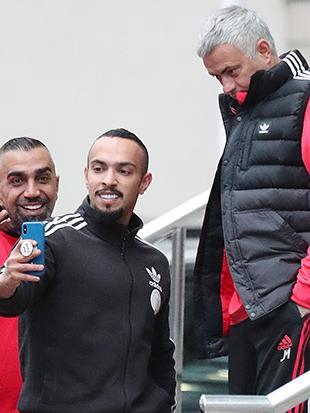 Ảnh bài viết Mourinho cau có khi fan xin chụp ảnh chung