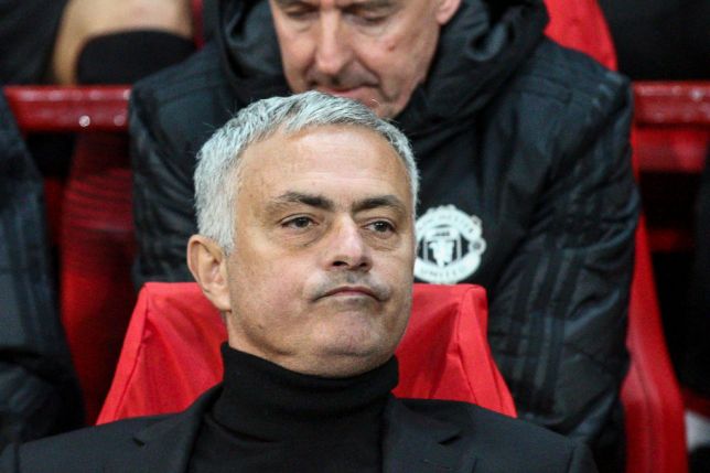 Giận vụ Mina, Mourinho mỉa mai BLĐ M.U bằng so sánh khó tin với Everton