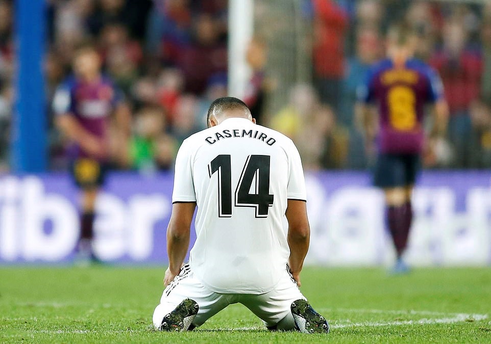 Ảnh bài viết Casemiro quỳ gối bất lực trước thảm bại tại Camp Nou