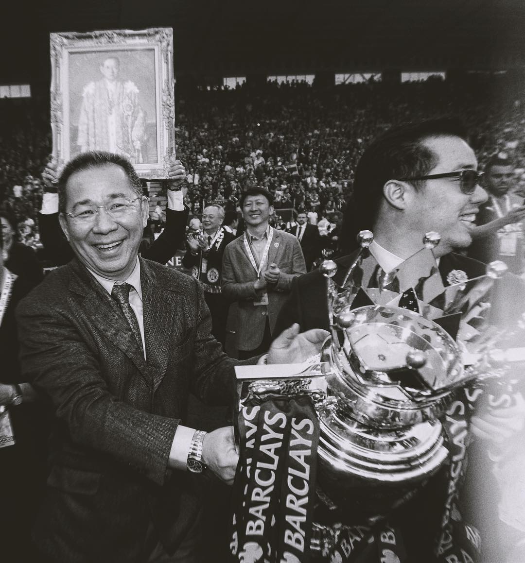 Cầu thủ Leicester cùng tri ân vị chủ tịch quá cố