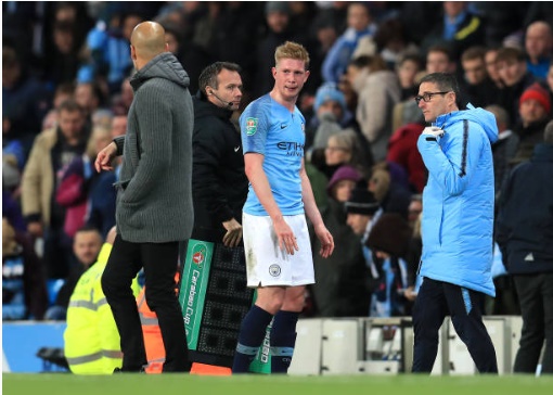 "Vua kiến tạo" của Man City tái mặt rời sân vì chấn thương