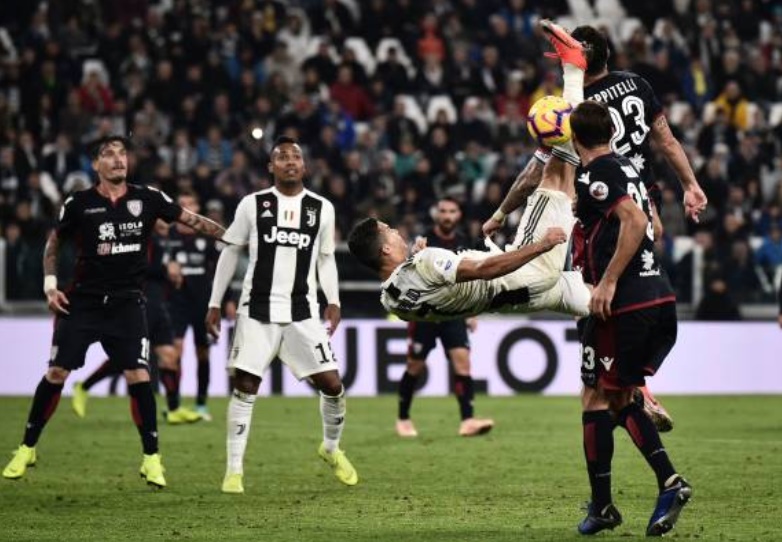 Ảnh bài viết Tái hiện siêu phẩm bất thành, CR7 chỉ biết ôm cột trong ngày vinh danh