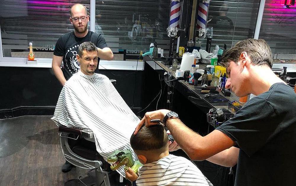 Ảnh bài viết Bị thất sủng tại Liverpool, Dejan Lovren dẫn con đi xuống tóc giải hạn