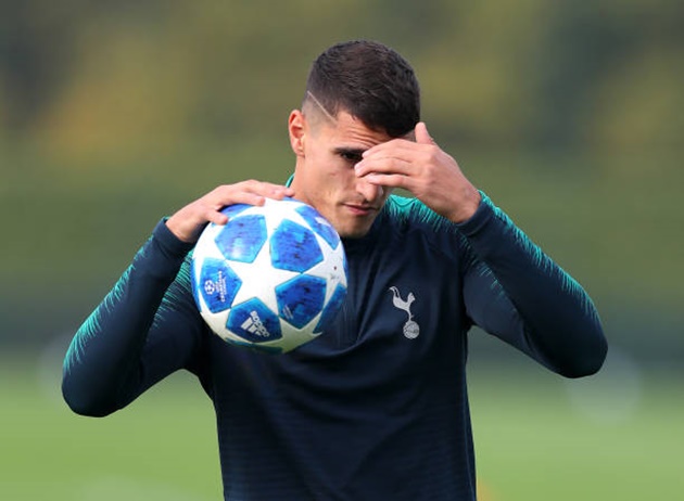 Tottenham "cùng đường", Lamela không giấu được nỗi thất vọng trên sân tập