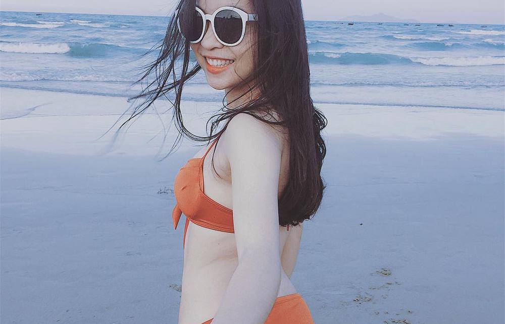 Làm nóng hậu trường AFF Cup, bạn gái Quang Hải khoe bikini gợi cảm