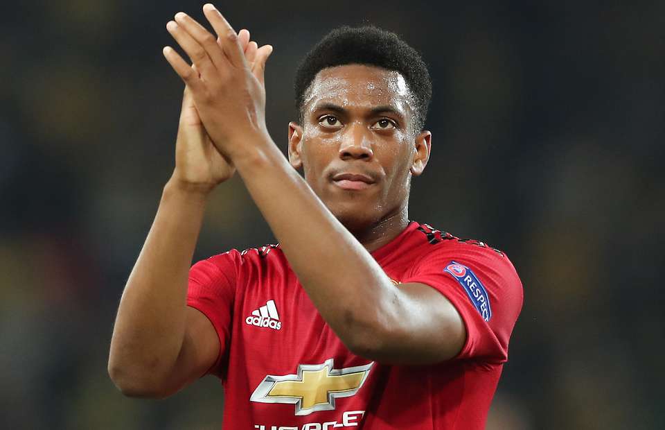 Thi đấu bùng nổ, Martial nhận quà đặc biệt từ quê hương