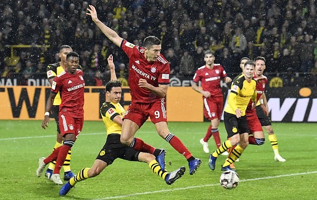 Reus rực sáng, Dortmund hạ Bayern Munich trong trận cầu kịch tính
