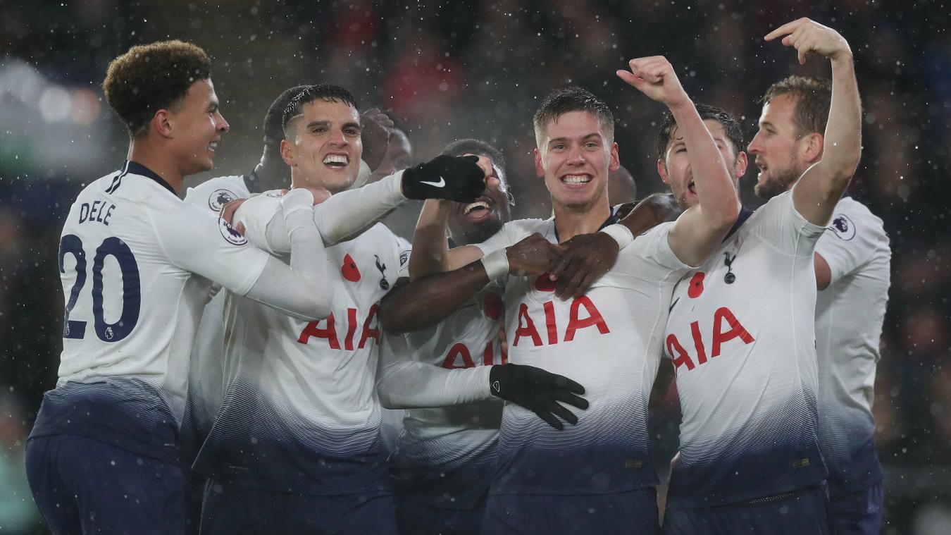 Trung vệ từng sang Việt Nam ghi bàn, Tottenham gieo sầu cho Arsenal