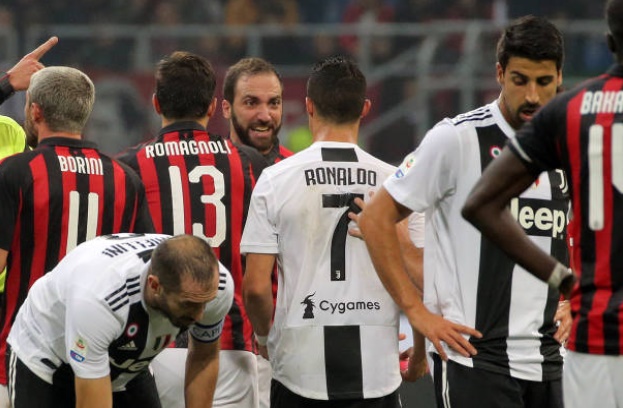 'Chỉ bài' lộ liễu, Ronaldo khiến Higuain giận dữ bật khóc trên sân