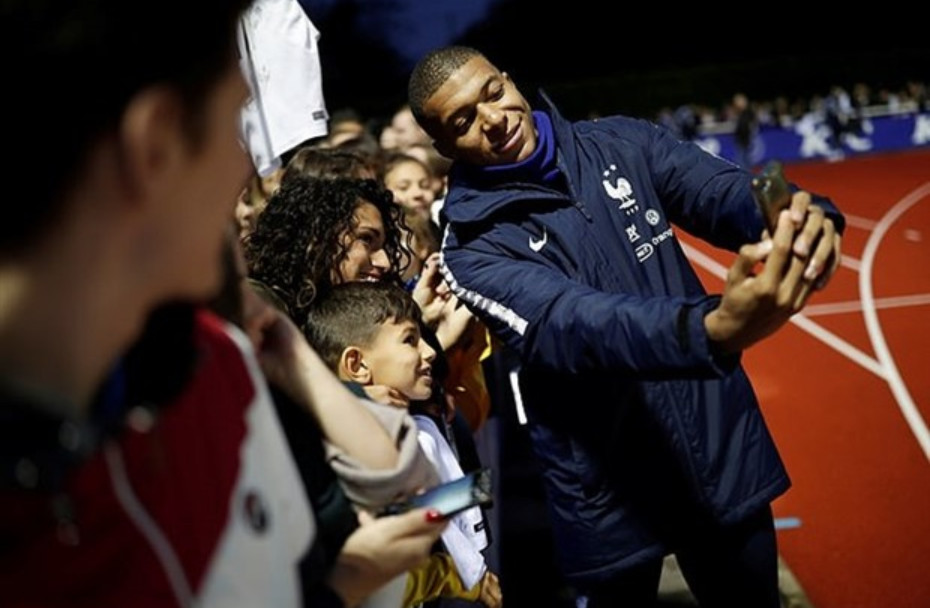 Mbappe ký tặng CĐV 'mệt nghỉ' khi hội quân với tuyển Pháp