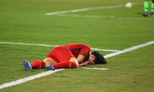Trọng tài AFC chỉ lý do hậu vệ Mã đánh nguội Công Phượng vẫn thoát thẻ đỏ