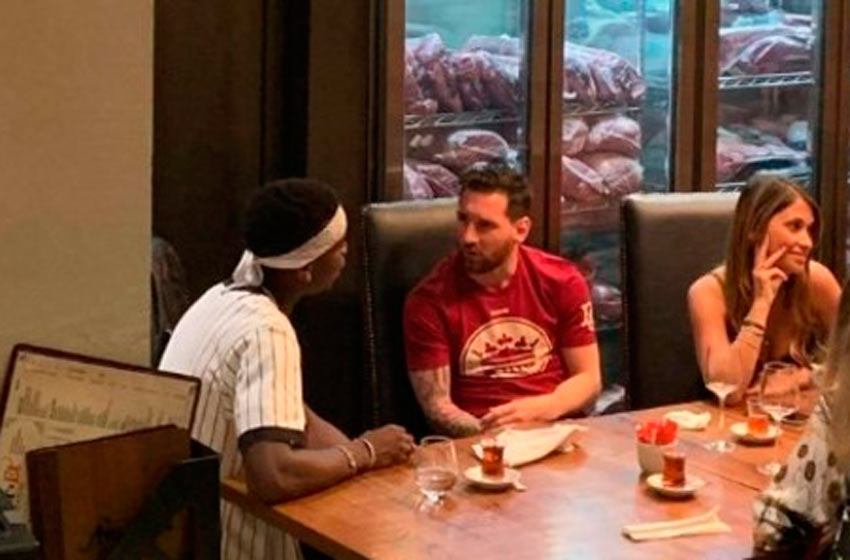 Ăn tối với Messi, Pogba thưởng thức trào lưu "rắc muối"