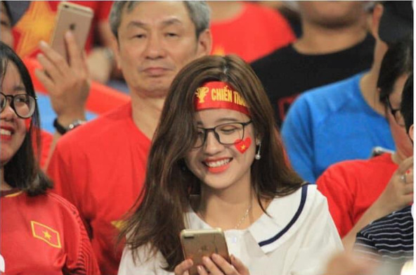 Lộ diện hotgirl 'kính cận' hút hồn NHM trong trận Việt Nam - Malaysia