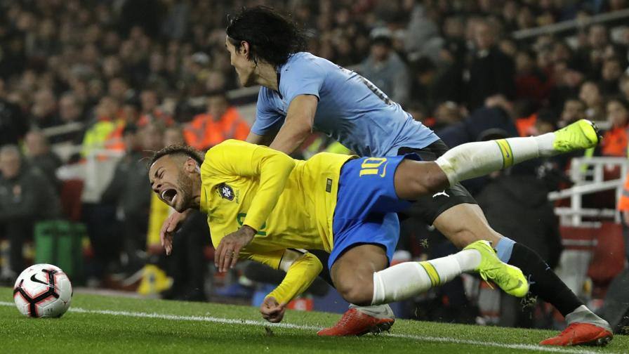 Cavani nói thẳng với Neymar: "Không có bạn bè gì hết"