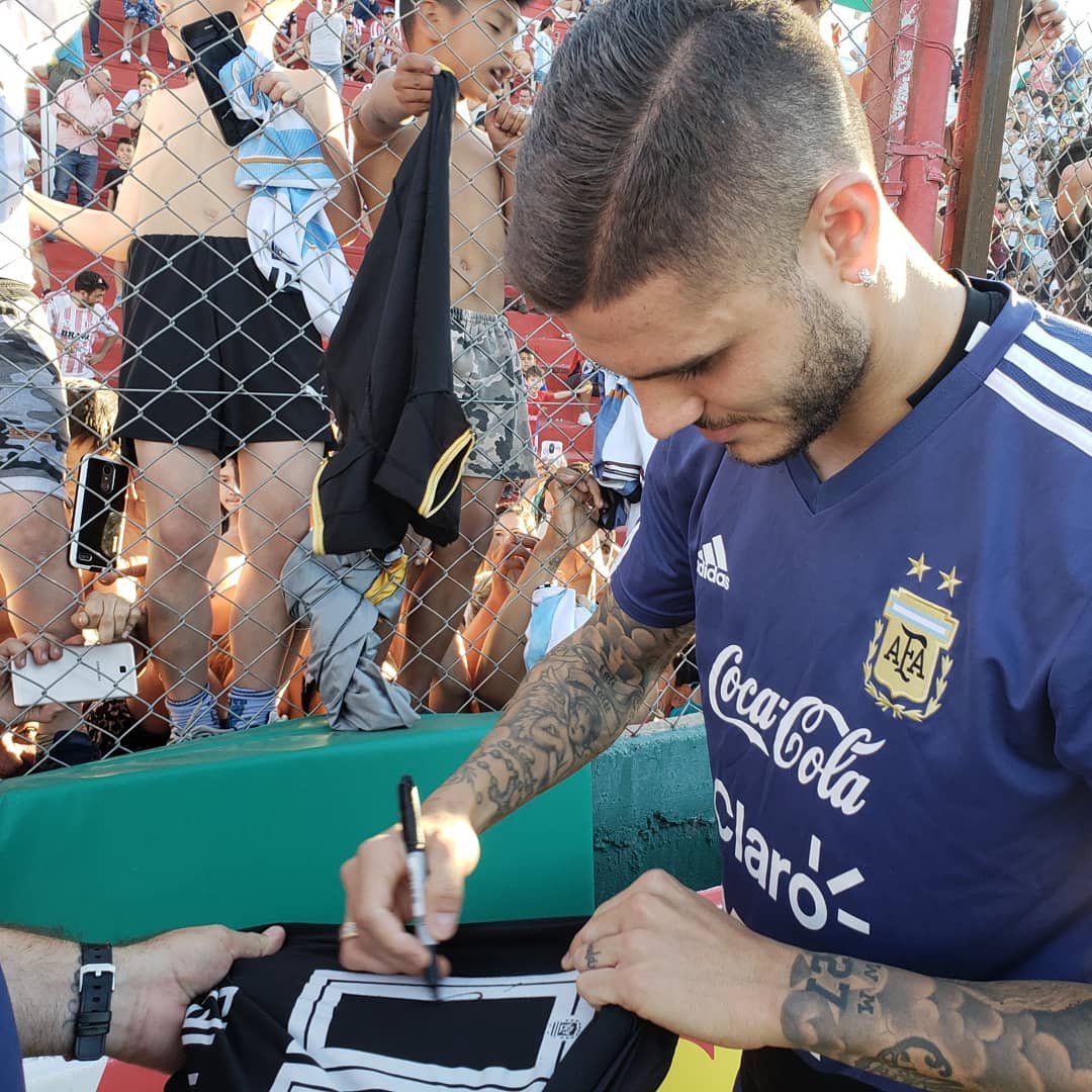 Icardi lẳng lặng ký tặng lên áo đấu của Messi