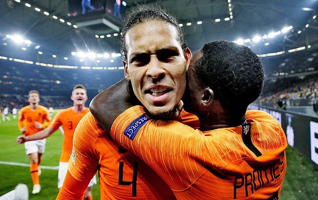 Bạn đã biết sơ đồ quái dị 3-2-3-2 và tiền đạo 'quái thú' Van Dijk chưa?