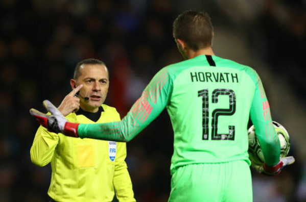 Hành động 'trẻ trâu', thủ môn tuyển Mỹ bị kẻ thù Man Utd giáo huấn