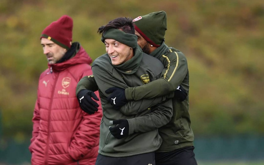 Ảnh bài viết Bị Lacazette 'cướp' áo số 10, Ozil đáp trả cực hài