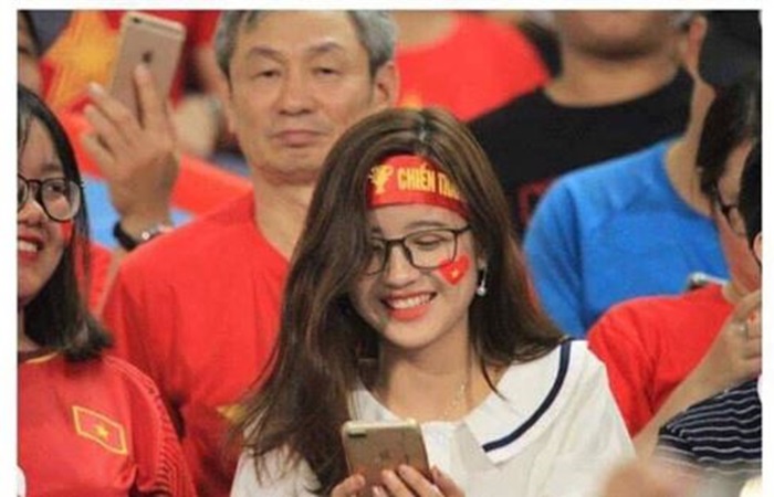 Ngẩn ngơ trước vẻ đẹp xao xuyến của nữ CĐV trận Việt Nam - Malaysia