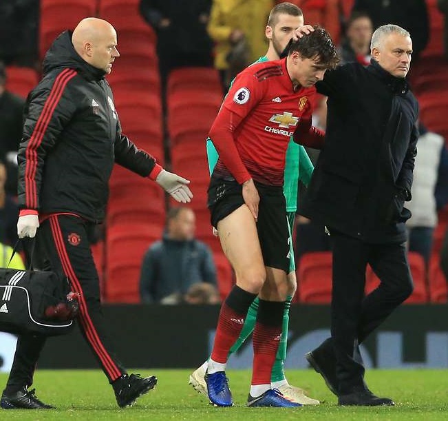 Nhìn Lindelof nén đau thi đấu, các Manucian nói gì