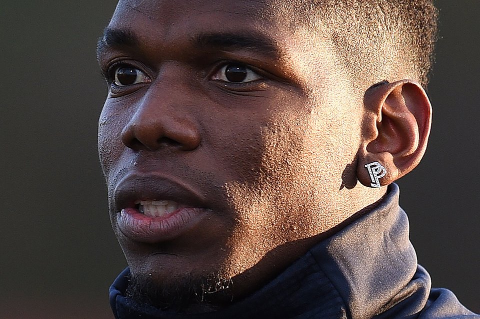 Pogba khoe "đồ chơi" độc trên sân tập