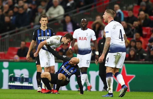 Sân Wembley choáng váng khi sao trẻ Tottenham "hạch tội" đàn anh