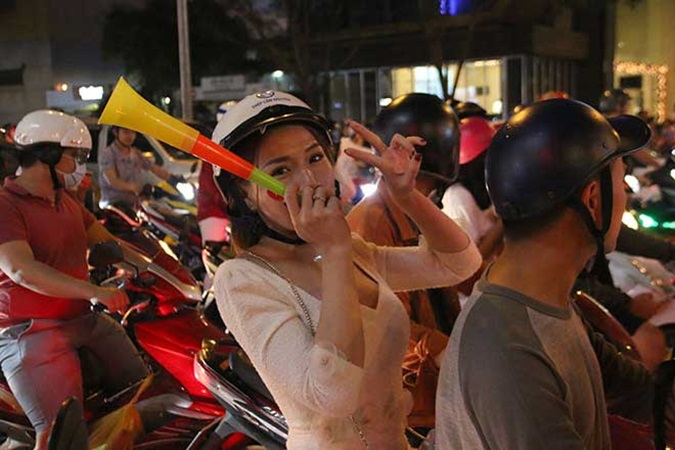 Ảnh bài viết Hot girl Sài Gòn "đi bão" mừng chiến thắng tuyển Việt Nam