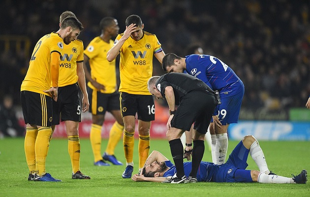 Cầu thủ Wolves ôm mặt sau cú va chạm làm Fabregas nằm bất động