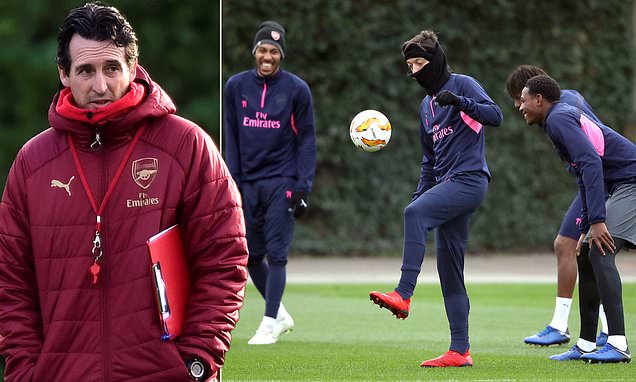 Ảnh bài viết Cái lạnh khiến Ozil co rúm trong ngày trở lại sân tập Arsenal