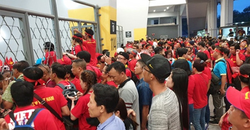 CĐV Việt Nam gặp khó ở Bukit Jalil vì vấn đề WC