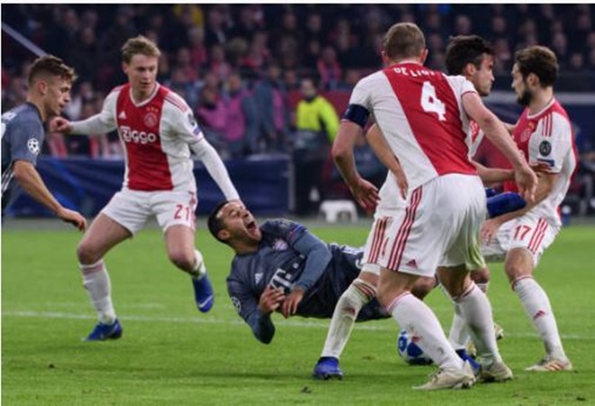 Dư âm Ajax 3-3 Bayern Munich: Hàng thủ Hùm xám bị cuốn phăng bởi Cơn lốc màu đỏ
