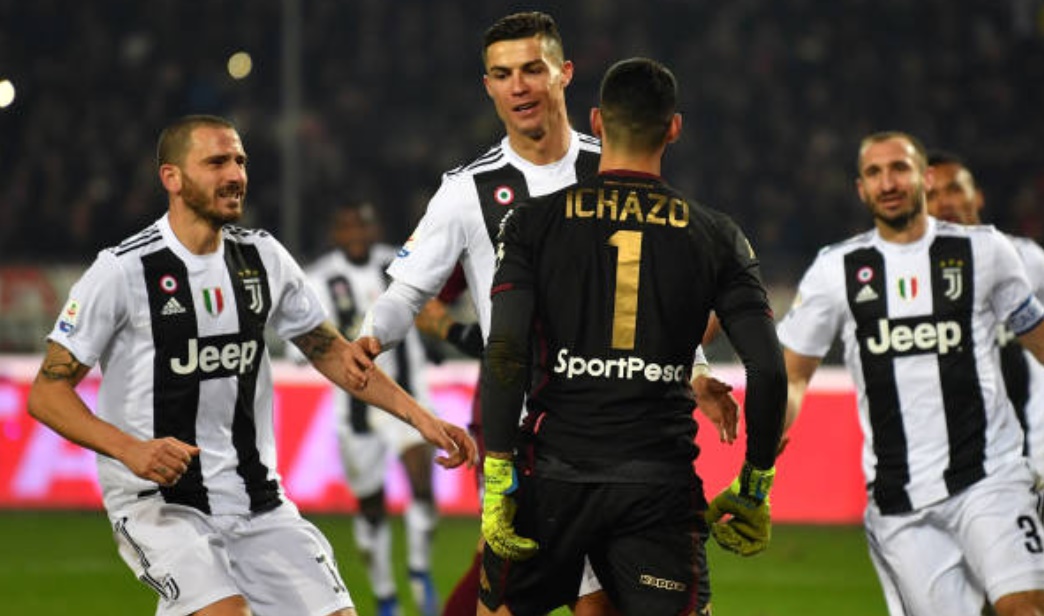 Ảnh bài viết Ronaldo làm chấn thương thủ môn, huých người rồi mỉm cười nhận thẻ