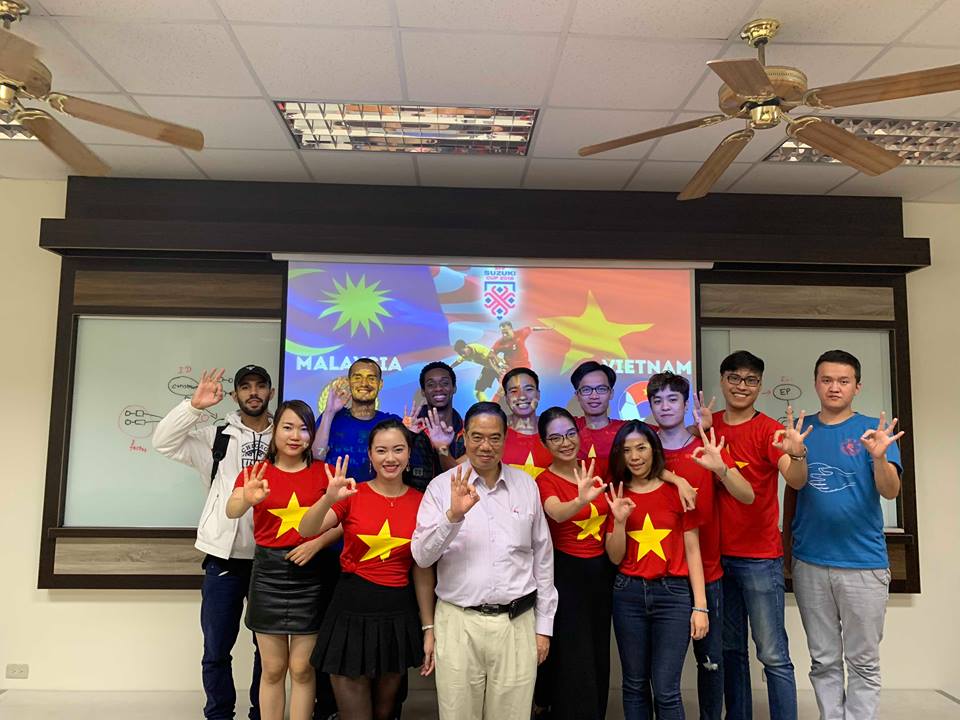 Du học sinh tiếp lửa, vỡ òa khi tuyển Việt Nam vô địch AFF Cup