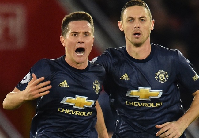 "Hàng tiền vệ của Man Utd không tồn tại..."