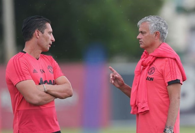 Đây, người đầu tiên của Man Utd "chào tạm biệt" Mourinho