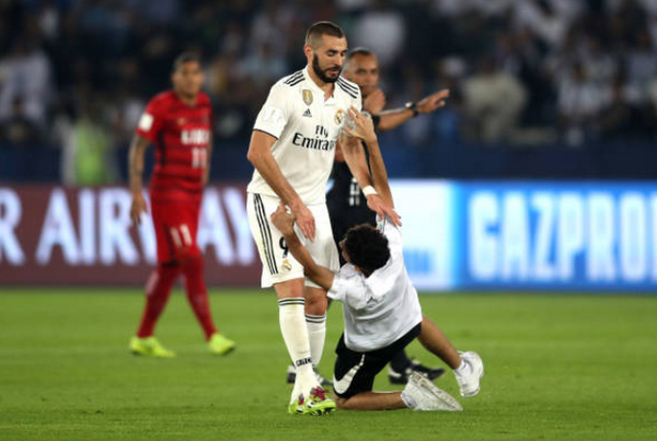 Bị Benzema 'gạt giò', CĐV vẫn nỗ lực chạy đến cầu thủ này của Real