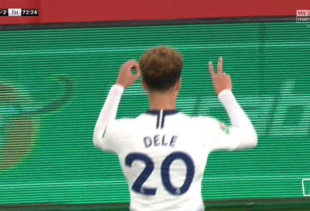 Bị fan Arsenal ném thẳng chai nước vào đầu, Dele Alli có phản ứng cực kì đẳng cấp