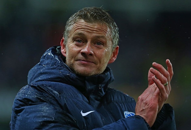 Trở lại Man Utd, Solskjaer làm điều bất ngờ với "huyền thoại sống" ở Carrington