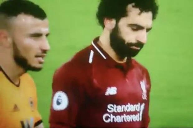 Sao Wolves bị ném đá vì một hành động với Salah