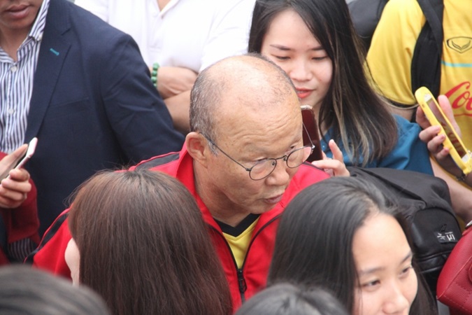 Ảnh bài viết Tuyển Việt Nam tập trung, thầy Park và Quang Hải bị "thập diện mai phục"