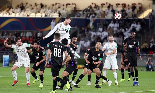 Bật nhảy như Ronaldo, Sergio Ramos giúp Real lên đỉnh thế giới lần thứ 4