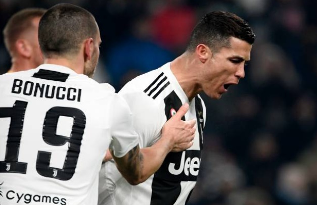 Ảnh bài viết Sút mãi không vào, Ronaldo điên tiết phá cột dọc Roma