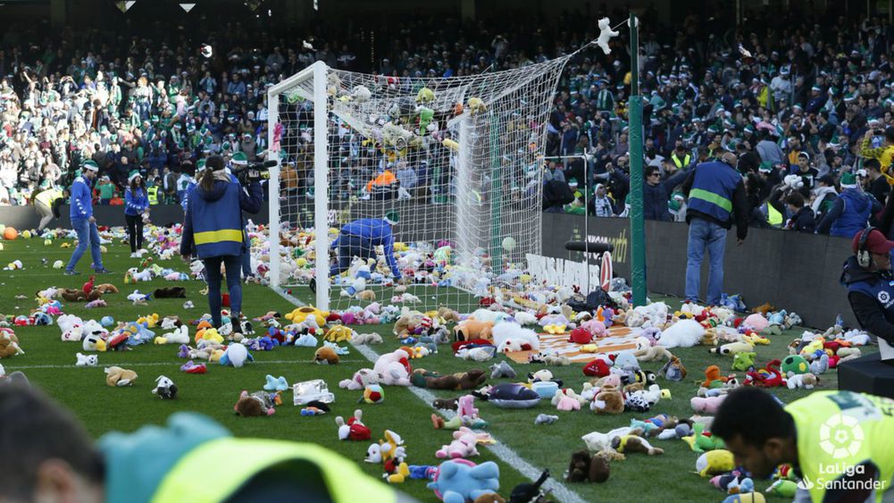 CĐV Real Betis tặng hàng nghìn gấu bông ủng hộ trẻ em dịp Giáng sinh