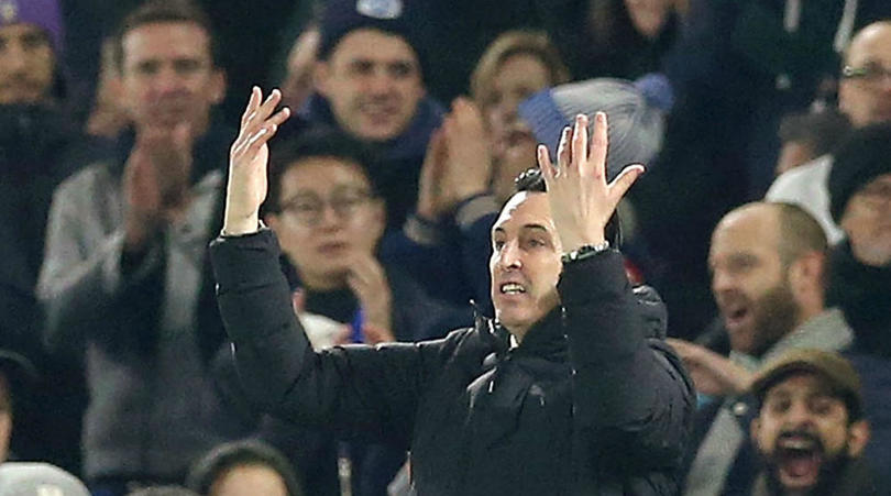 Ảnh bài viết Tức giận vì Arsenal bị cầm hòa, Emery đá thẳng chai nước vào mặt CĐV Brighton