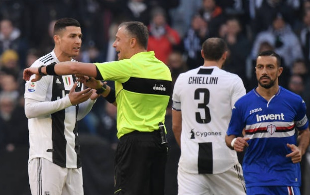 Ảnh bài viết Bảo vệ đồng đội, Ronaldo cãi nhau tay đôi với trọng tài