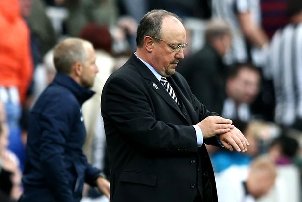 Ghế HLV tại Leicester lung lay, Benitez đã được nhắc đến