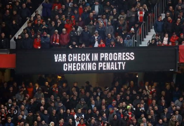 Khán giả Old Trafford bực bội vì VAR